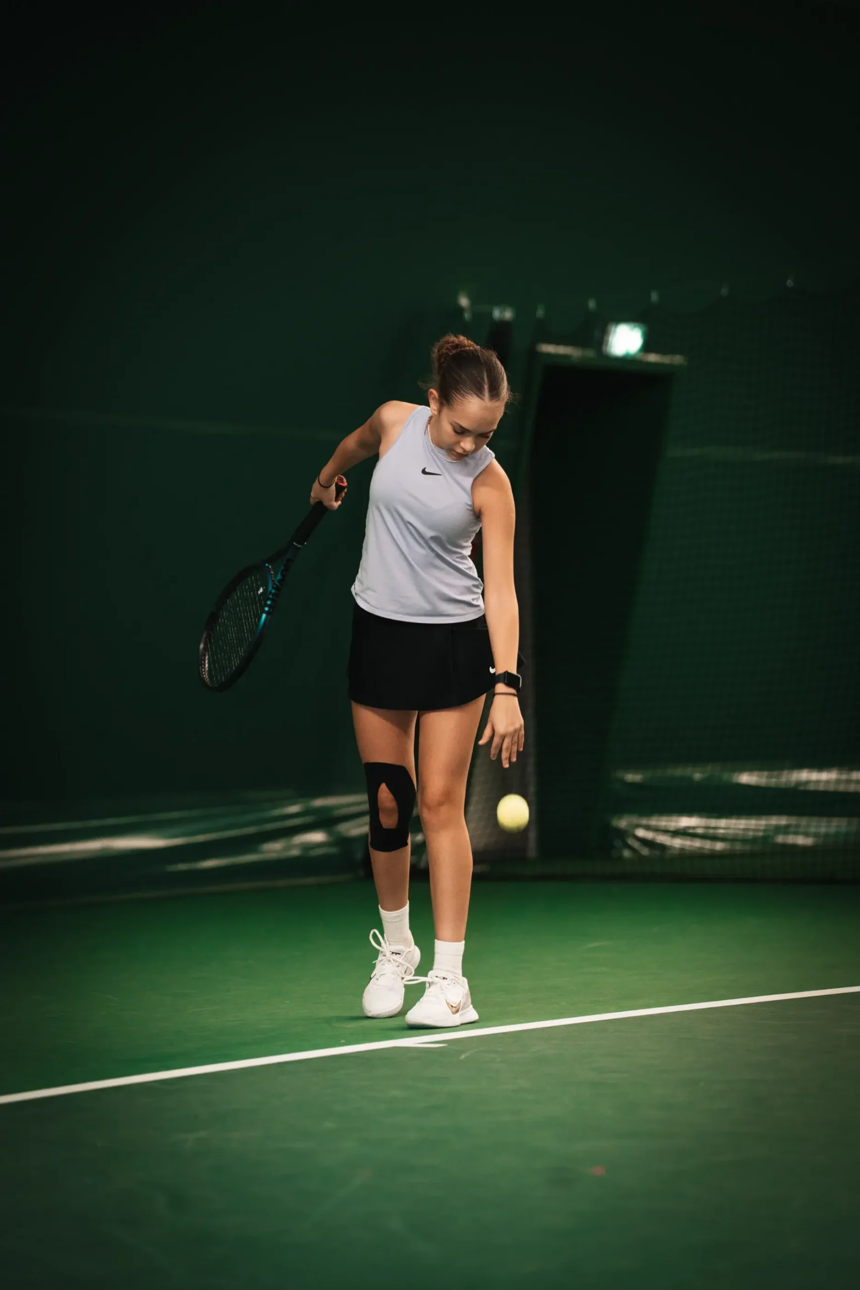 Kerge tennisereket käes