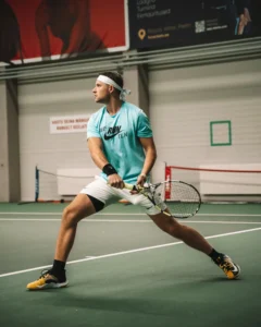 tennisemängija löögis